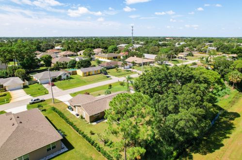 627 Todd Ave, Fort Pierce FL 34983-2918 exterior