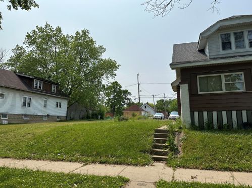 5053 32nd St, Milwaukee, WI 53209-5427
