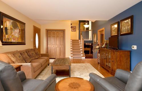 184 Elm Tree Ln, Elmhurst, IL 60126-3648