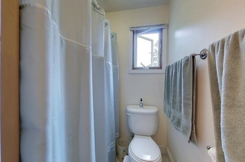 1 Indian Ter, Middletown RI 02842-5721 exterior