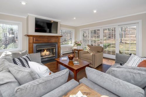 28 Elizabeth Pl, Armonk NY 10504-1425 exterior