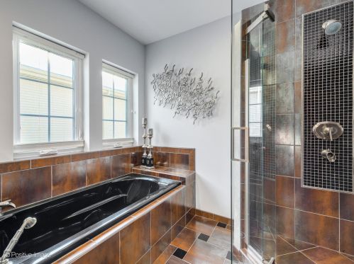 4831 Winnemac Ave, Chicago IL 60630-2432 exterior