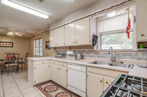 240 Cindy Ln, Burleson TX 76028-3842 exterior