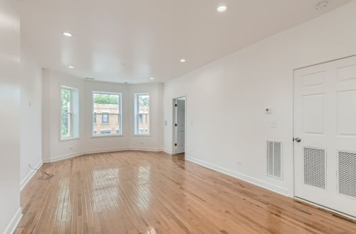 6400 Eberhart Ave, Chicago IL 60637-3325 exterior