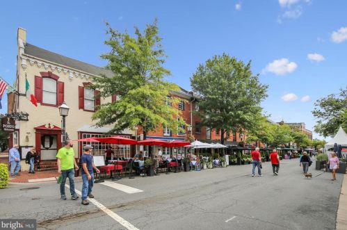 5823 Monticello Rd, Alexandria VA 22303-1302 exterior