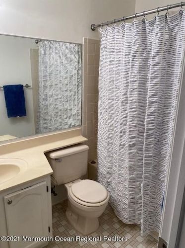 27 Duncan Way, East Freehold NJ 07728-4356 exterior