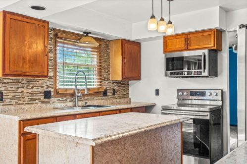 8026 51st St, Milwaukee, WI 53223-3620