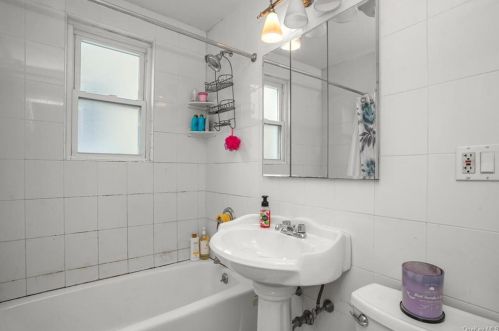 1912 Mulford Ave, Bronx NY 10461-4305 exterior