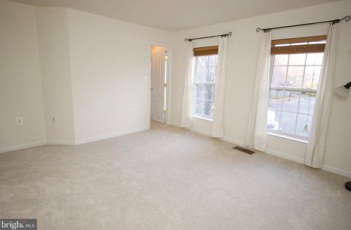 5082 Donovan Dr, Alexandria VA 22304-7755 exterior