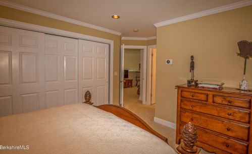 47 Fairwynds Dr, Lenox MA 01240-2729 exterior