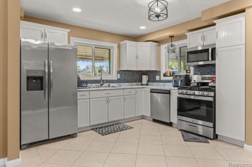 4964 Monroe St, Dearborn Heights MI  48125-2525 exterior