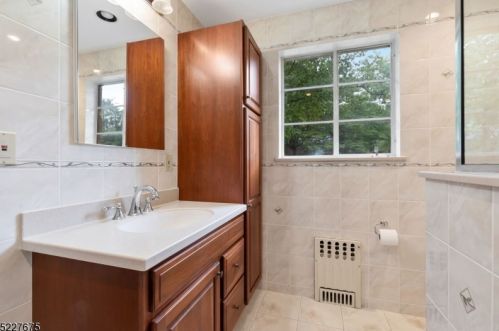 29 Troy Dr, Springfield NJ 07081-2060 exterior