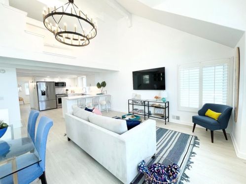 320 Rossmore Dr, Oxnard CA  93035-4465 exterior