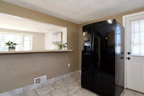 3 Colony Rd, Enfield CT 06082-2438 exterior