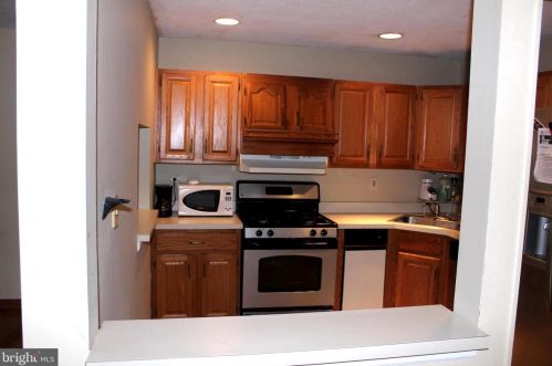 11 Chamberlin Ct, Trenton NJ 08648-2622 exterior