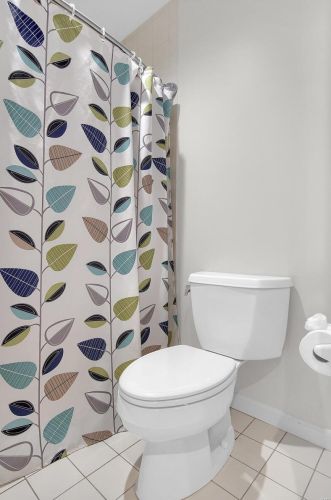 24 Taylor Pl Dr, Saint Louis MO 63108-1986 exterior