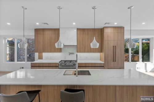 152 Morningside Ln, Palisades Park NJ 07650-1918 exterior