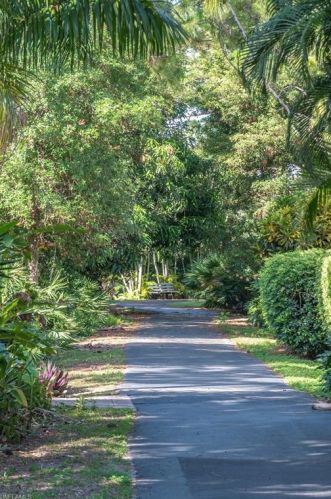 352 Bay Forest Dr, Naples FL 34110-8036 exterior