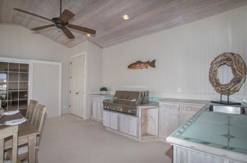 210 Bay Pt, Naples FL 34103-4018 exterior