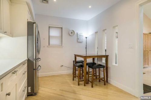 11 Lawrence Ct, Teaneck NJ 07666-6489 exterior