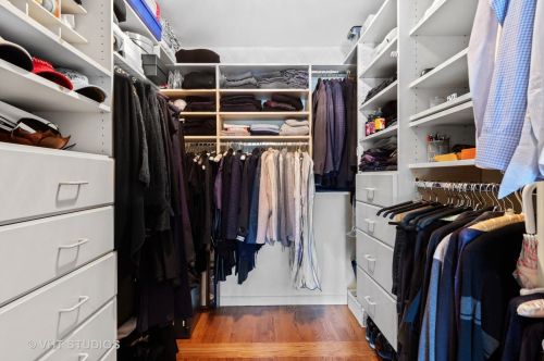 1335 Sandburg Ter, Chicago IL 60610-1507 exterior