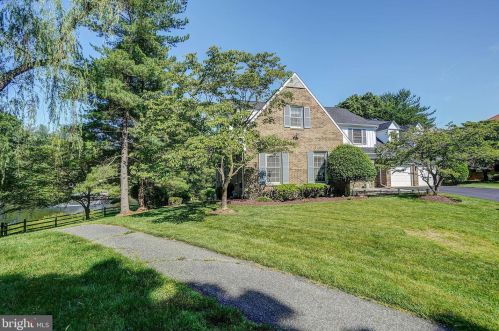 9400 Fox Hollow Dr, Rockville MD 20854-2083 exterior