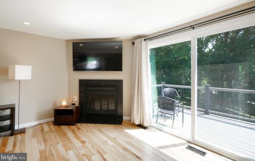 6841 Heatherway Ct, Alexandria VA 22315-3942 exterior