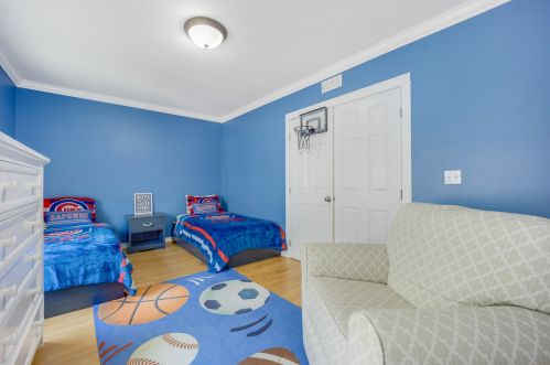 1905 Grace St, Chicago IL 60613-2901 exterior