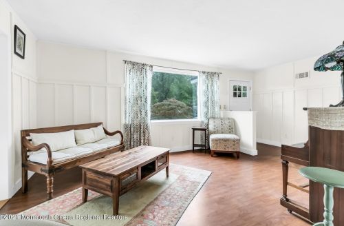 72 Little Silver Pkwy, Little Silver NJ  07739-1119 exterior