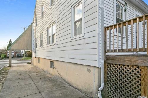 131 Gordon Rd, Valley Stream NY 11581-2108 exterior