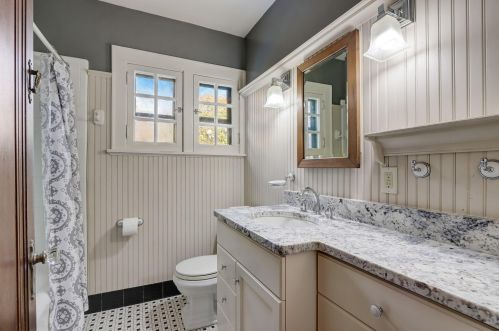 725 Lk Vw Ave, Milwaukee WI 53217-4857 exterior