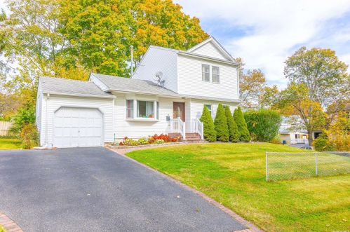 15 Grand Haven Dr, Commack, NY 11725-3113