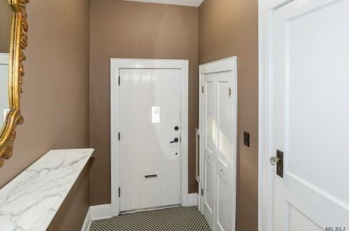 131 Gordon Rd, Valley Stream, NY 11581-3401