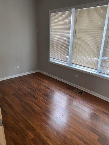 8401 Oglesby Ave, Chicago IL 60617-5628 exterior