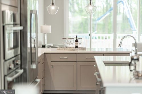 10272 Grosvenor Pl, Rockville MD 20852 exterior