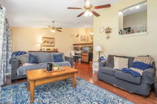 15 Hillside Ct, Clinton NJ 08809-1136 exterior