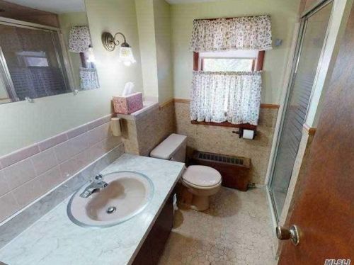 83 21 St, Huntington Station NY 11746-3257 exterior