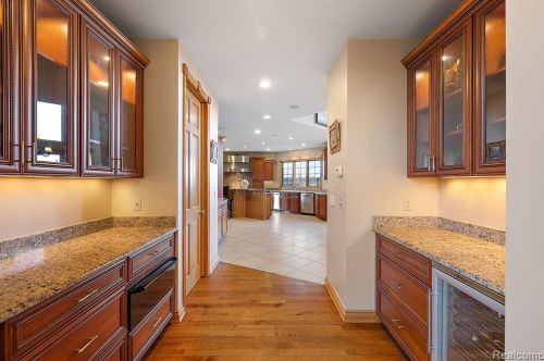 2384 Pebble Crk Dr, Rochester MI 48363-2228 exterior