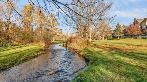 1140 Autumnview Dr, Rochester MI 48307-6060 exterior