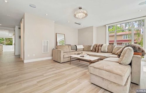 24 Casta Ln, Edgewater NJ 07020-1504 exterior