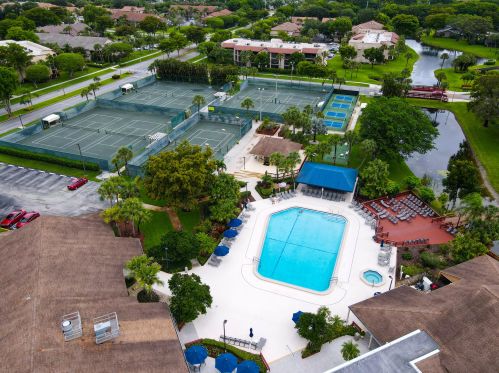 10204 Mangrove Dr, Boynton Beach FL 33437-1327 exterior