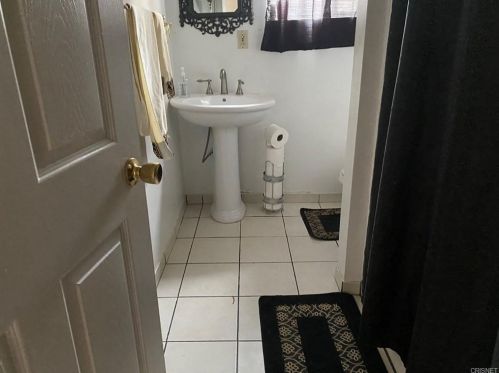 37 Garden Dr, Bakersfield CA 93307-5255 exterior