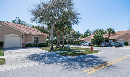 8602 Logia Cir, Boynton Beach FL 33472-7112 exterior