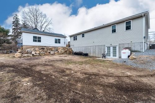 334 Maple Ave, Uncasville CT 06382-2018 exterior