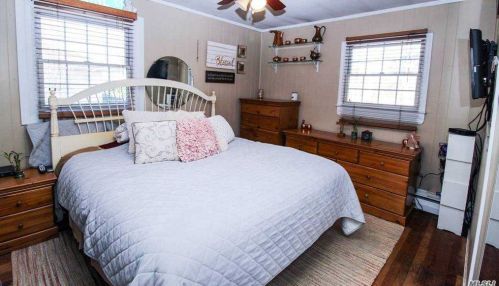 28 Cottonwood Dr, Commack NY 11725-2422 exterior