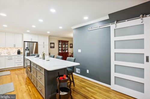 18052 Ml Crk Dr, Rockville MD 20855-1000 exterior