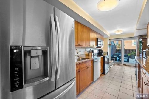 305 Williams Ct, Edgewater NJ 07020-1613 exterior