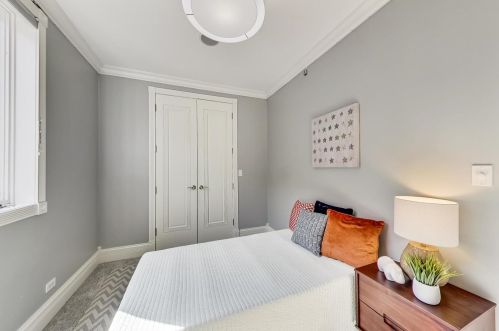 1542 Oakdale Ave, Chicago IL 60657-4024 exterior