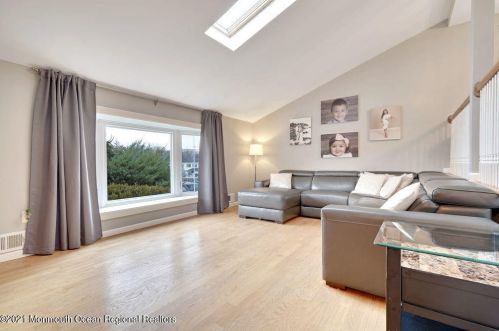 46 Brookside Rd, Edison NJ 08817-4618 exterior