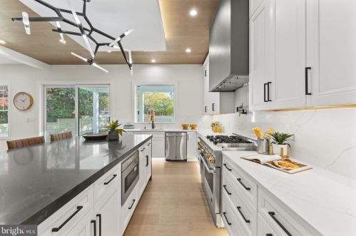 1327 Mayflower Dr, Mc Lean VA 22101-3405 exterior